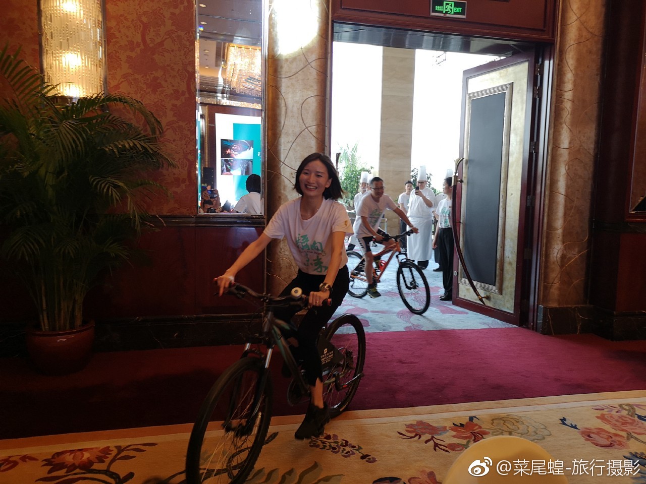 骑向未来完整版字幕,骑着单车去关爱留守老人