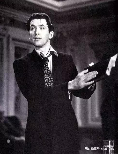 当你有一件纯白的衬衣,洁白的衬衫散发着好闻的味道