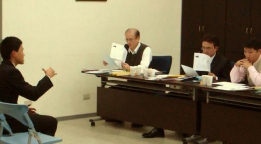 面试官：你怎么卖给单身女生避孕套吗？男员工神回复，当场录用！