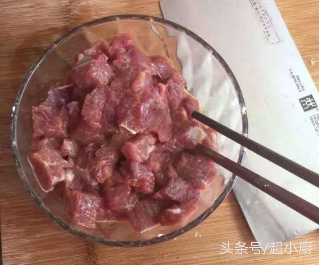 名厨炒牛肉怎么做嫩又好吃,牛肉片嫩滑上浆大厨教你正确方法