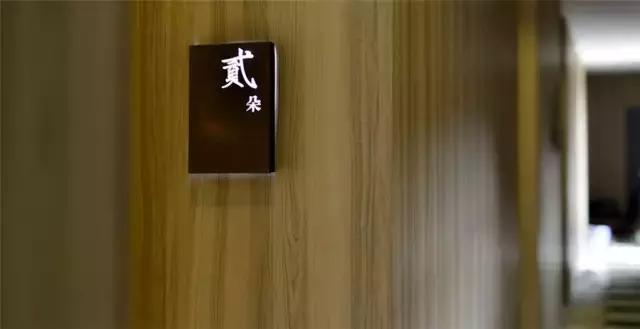 她和发小在500米悬崖边盖了云中小屋，走吧，这次我们一起去看云~