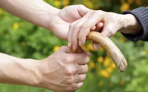 老人摔倒后正确的处置方法,老人摔倒了如何正确急救