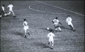 他用双脚让国家停战，这个男人我们等了40年！