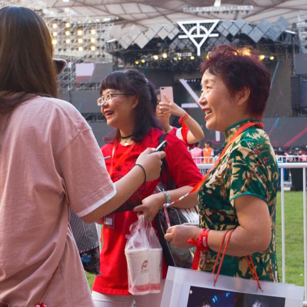 十万人齐喊华晨宇,十万人合唱华晨宇