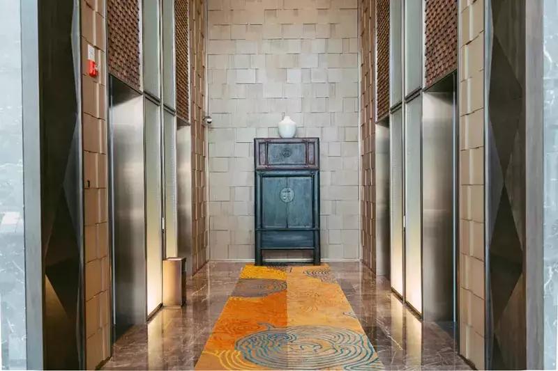 王子饭店曾经的女老板，在北郊盖了栋楼，里面放了1600件瓷器