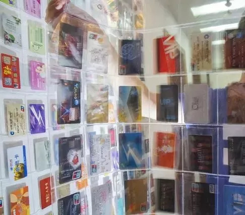 打折卡贴满一面墙！男子靠“捡便宜”省下全家80%生活费！评论亮了