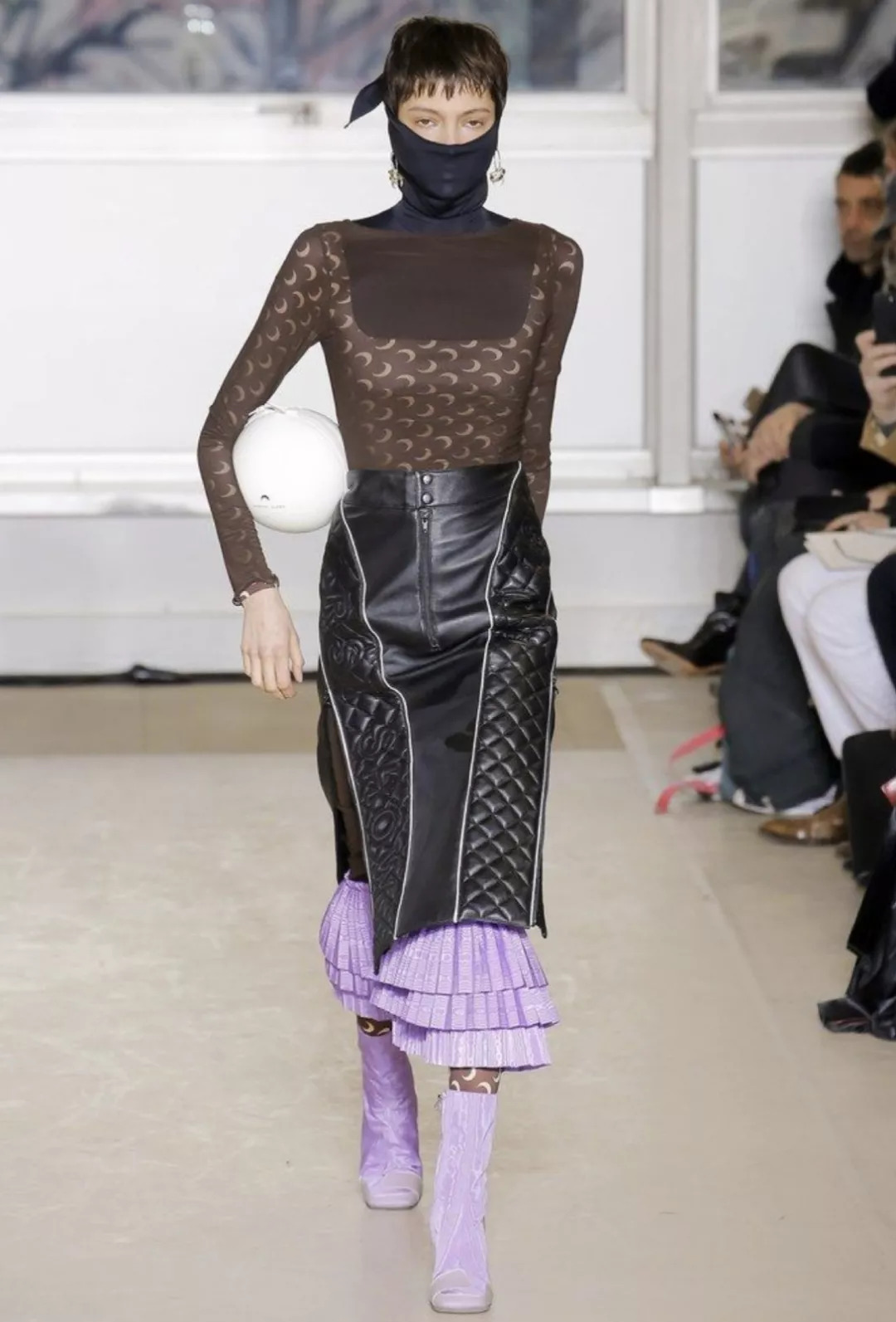 为了伸张女性的权利，整个时尚圈都“黑化”了