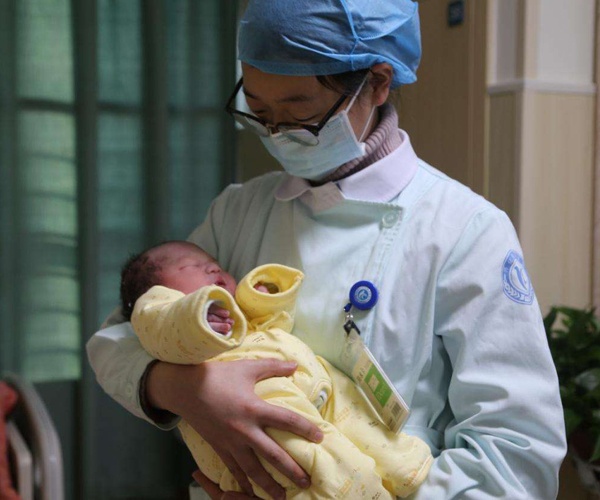 刚出生的宝宝来例假怎么回事,刚出生7天的女婴