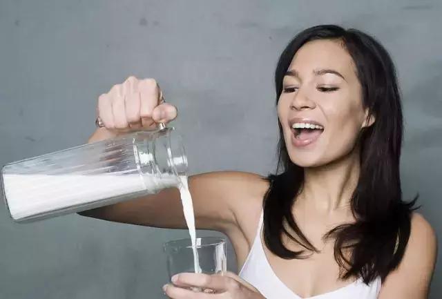 医生说这4类人不宜喝牛奶,原来有四类人不能喝牛奶