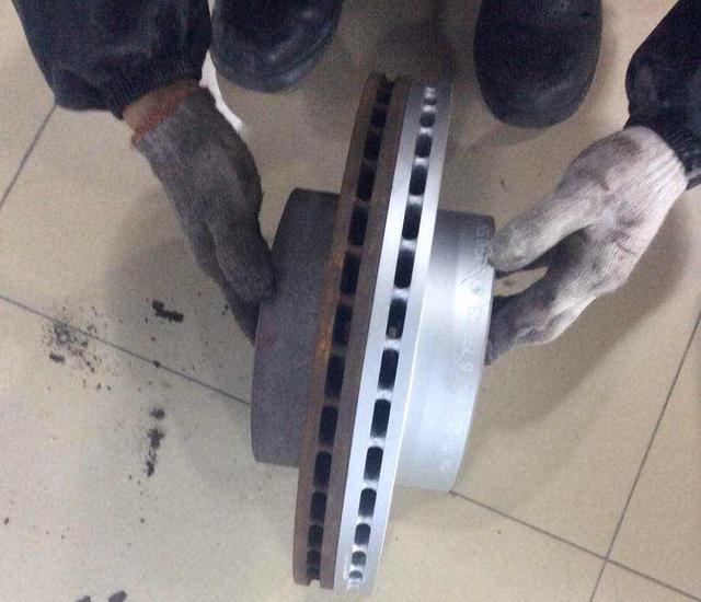 刹车盘什么情况下需要更换,刹车盘多久换图片
