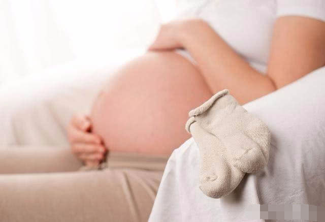 孕中期总感觉肚子硬梆梆,孕妇孕中期肚子容易发紧