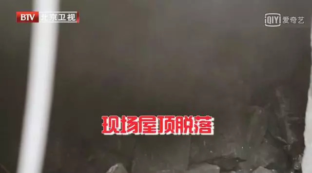 两对夫妻挤19平老宅，丈母娘和女婿5人同睡，毫无隐私！