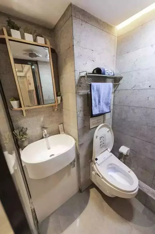 两对夫妻挤19平老宅，丈母娘和女婿5人同睡，毫无隐私！