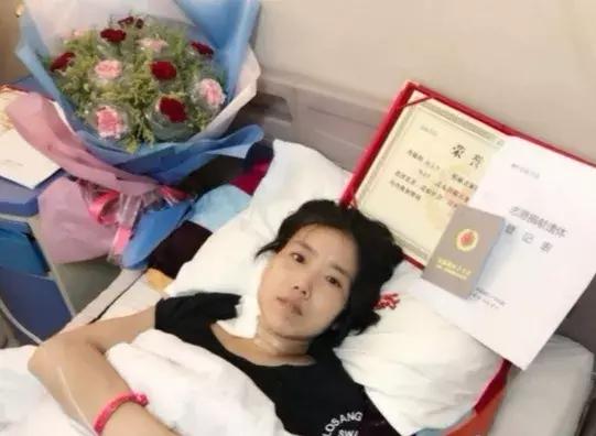 医院门口重病孩子下跪磕头,下跪男孩泪目