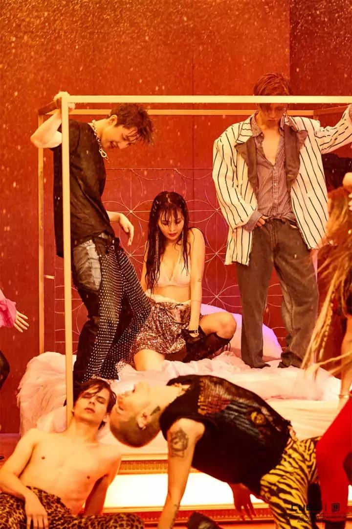 这就是爱！性感女神为小男友痴狂惨被炒鱿鱼，终于可以秀个够了？