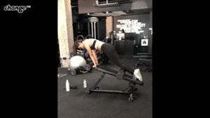 靠自己努力成功的人物,最经典的一次维密走秀