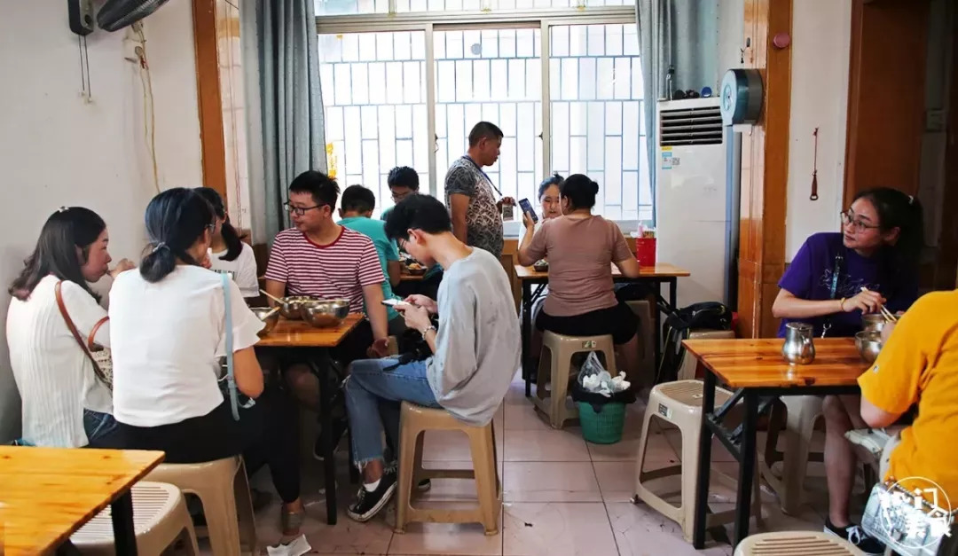 中南大学侧门小巷子口这家螺蛳粉店，不起眼却一火5年