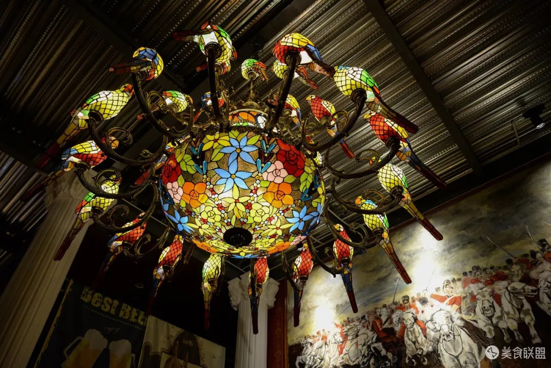 每天都有大量肉食动物到昆明废旧工厂，狂啃50CM高的火焰战斧牛排