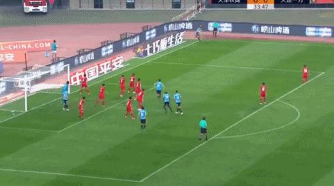 中超最诡异一幕！门前1米将球打飞，旁边的队友都开始庆祝了