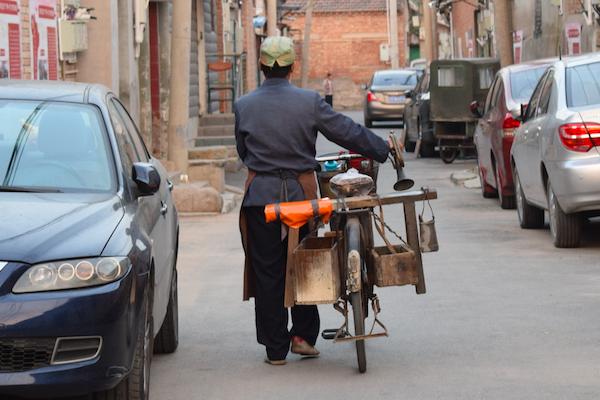 农村街上的老手艺，“骑着它不走，走着不能骑”，磨剪子戗菜刀