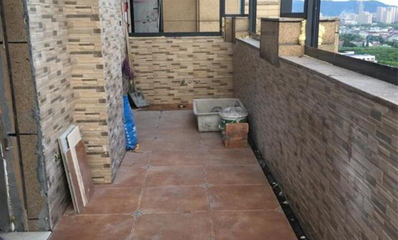 嫌阳台太窄，师傅看一眼给出这个建议，完工后业主开心坏了