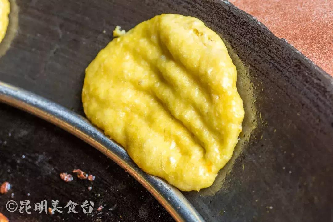 藏在昆明老厂房里的柴火鸡，一款酱料价值百万，连续排队5年