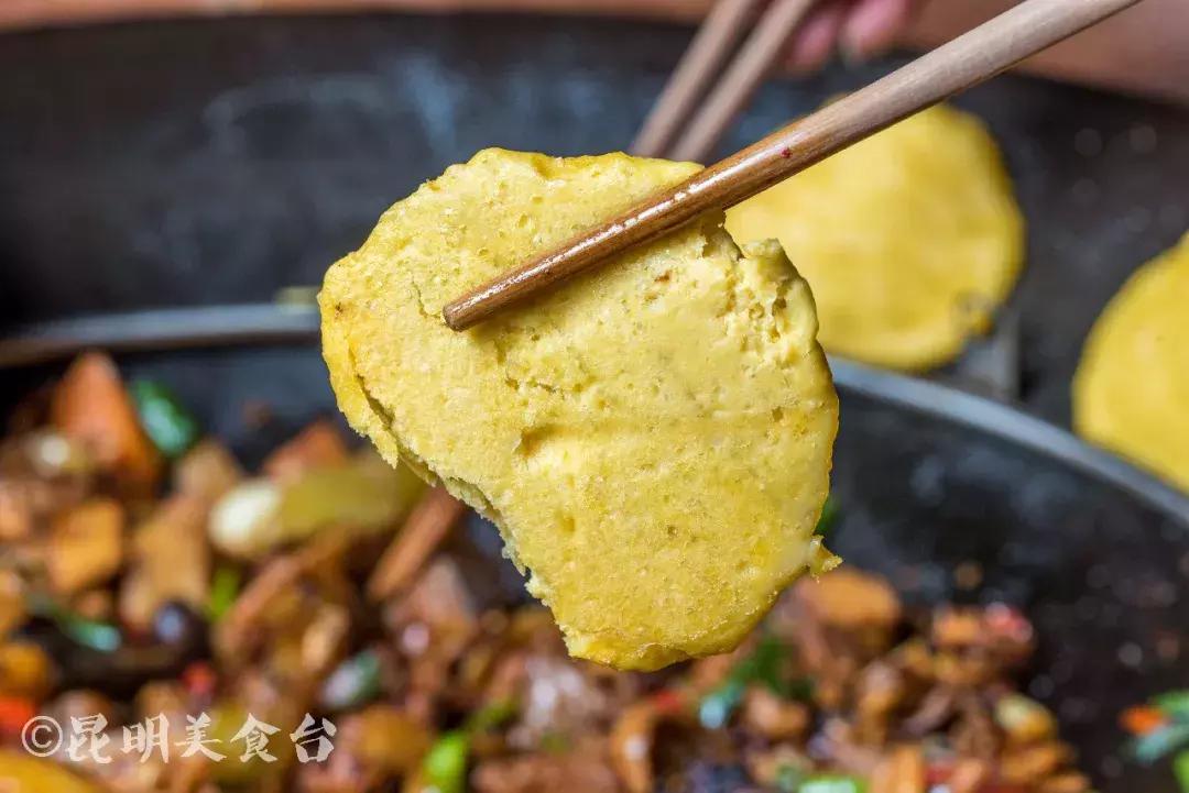 藏在昆明老厂房里的柴火鸡，一款酱料价值百万，连续排队5年