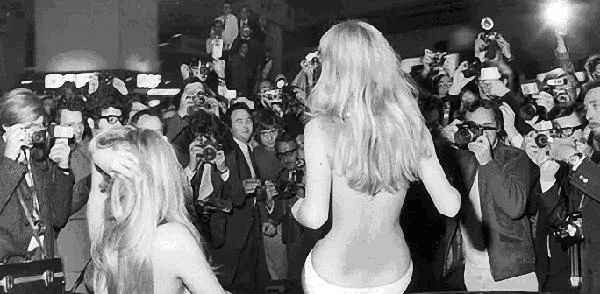 女车模卖车坐后备箱视频,卖车女车模