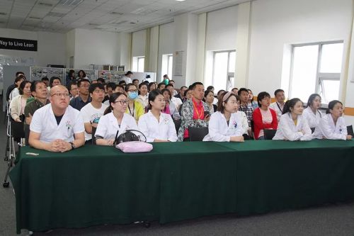 长春市中医院治未病专家团队走进大陆电子汽车工厂为职工送去健康中秋大礼