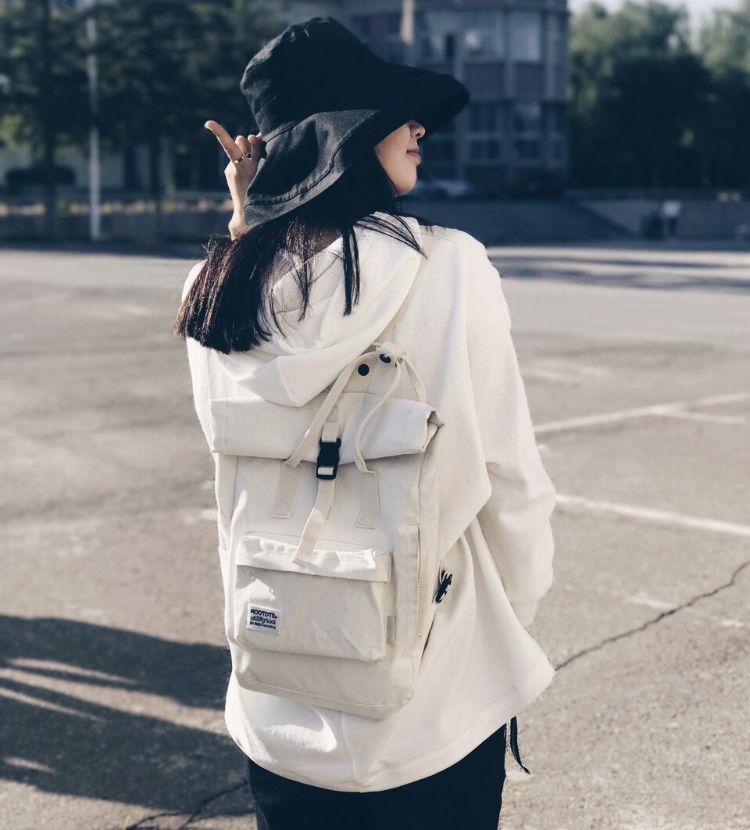 略显惊艳又比较普通的双肩包,有没有什么大牌又显低调的双肩包