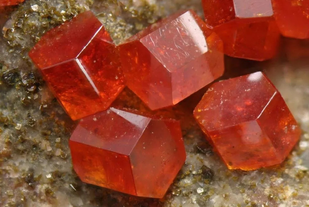 少年科学粉每日一题｜色彩斑斓、有棱有角！矿物晶体是怎么做到的？