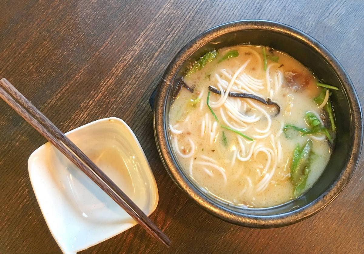 想开过桥米线店怎么做才好呢,自己做云南过桥米线