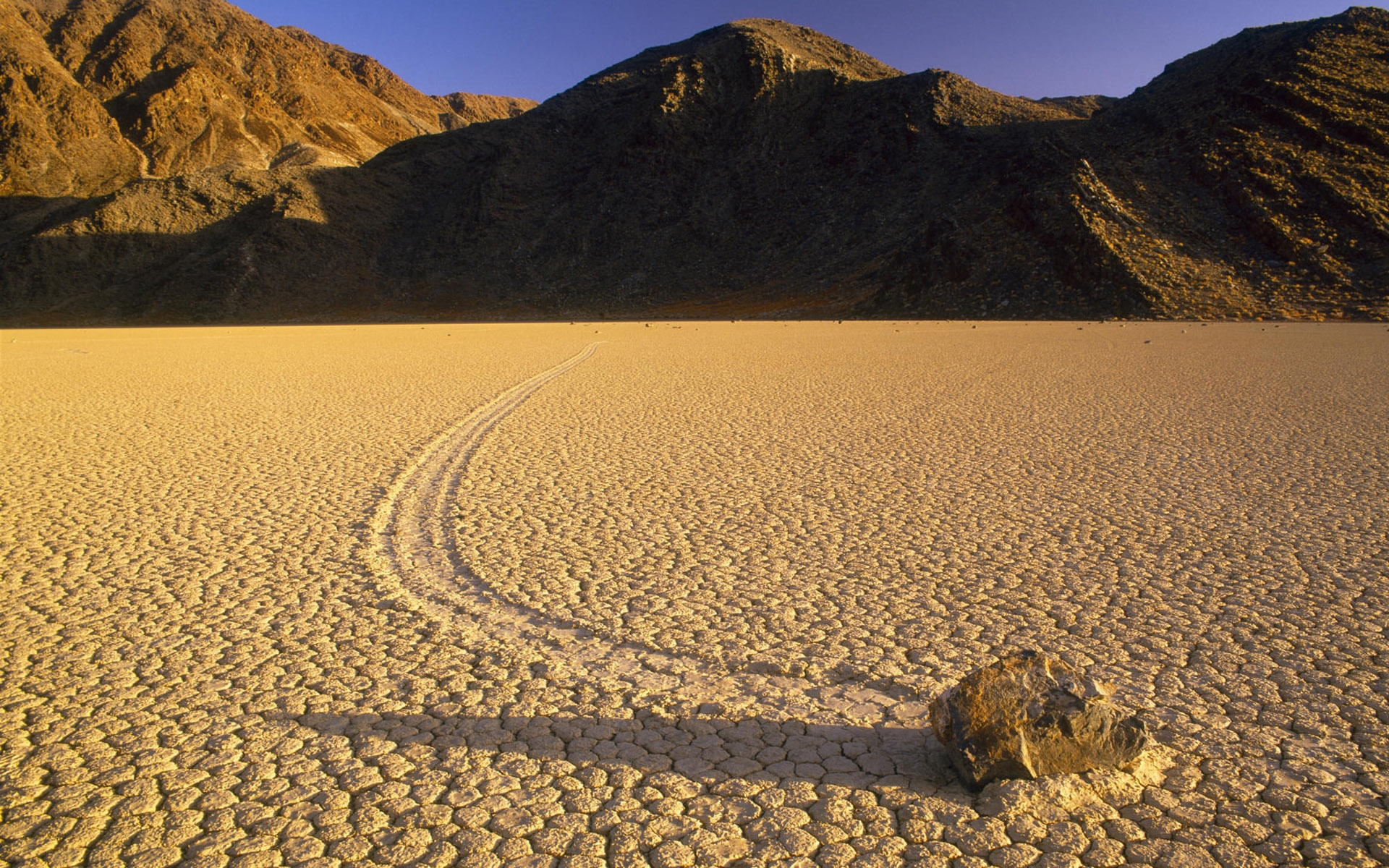 美国加州死亡谷国家公园，有一个“跑道盆地”，里面的石头会走路