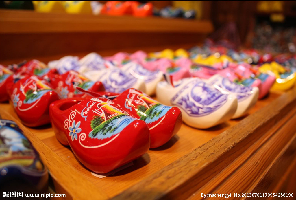 千万记住,中国游客最爱买的“小鞋”一定要是木头做的