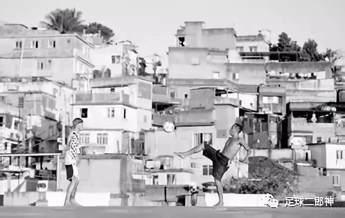 强袭球门500次！37岁天王再造神纪录，全因童年的辛酸经历