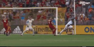 强袭球门500次！37岁天王再造神纪录，全因童年的辛酸经历