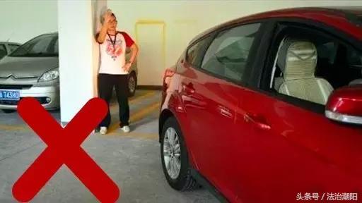 夜晚倒车旁边是黑车看不清,晚上倒车影像黑乎乎看不见怎么办