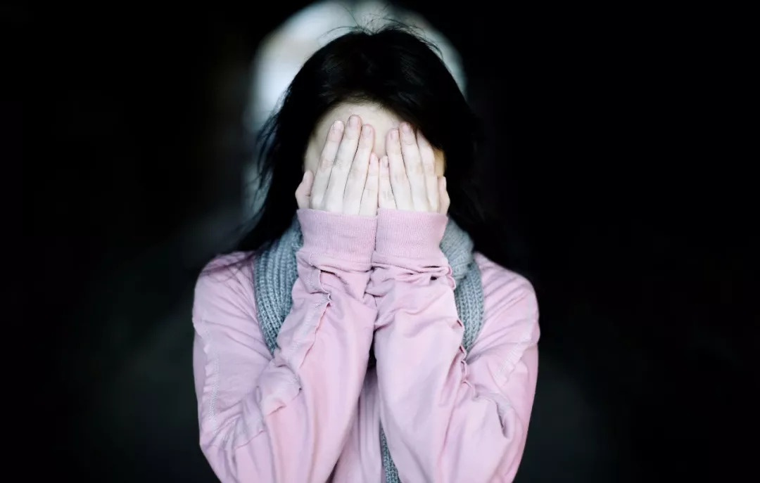 深夜遇到人求救,深夜被人尾随如何自救