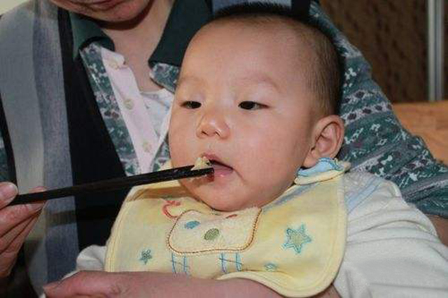 纯母乳宝宝积食是怎么回事,母乳宝宝积食发烧的最快解决方法