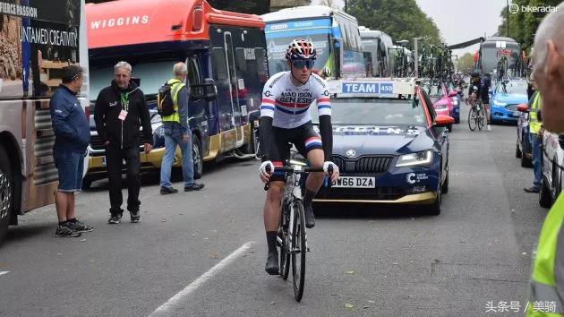 器材盛宴环英国上的车手战车