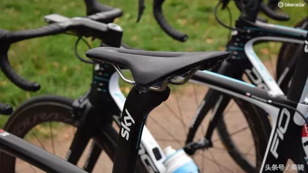 器材盛宴环英国上的车手战车