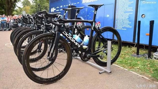 器材盛宴环英国上的车手战车