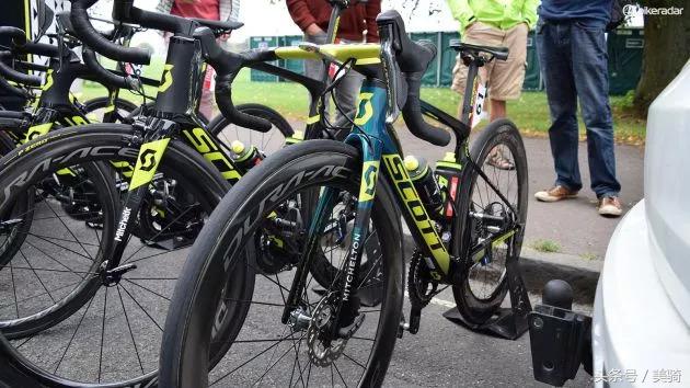 器材盛宴环英国上的车手战车