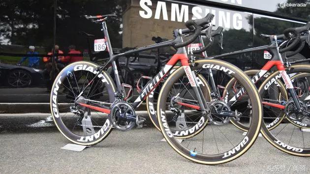 器材盛宴环英国上的车手战车