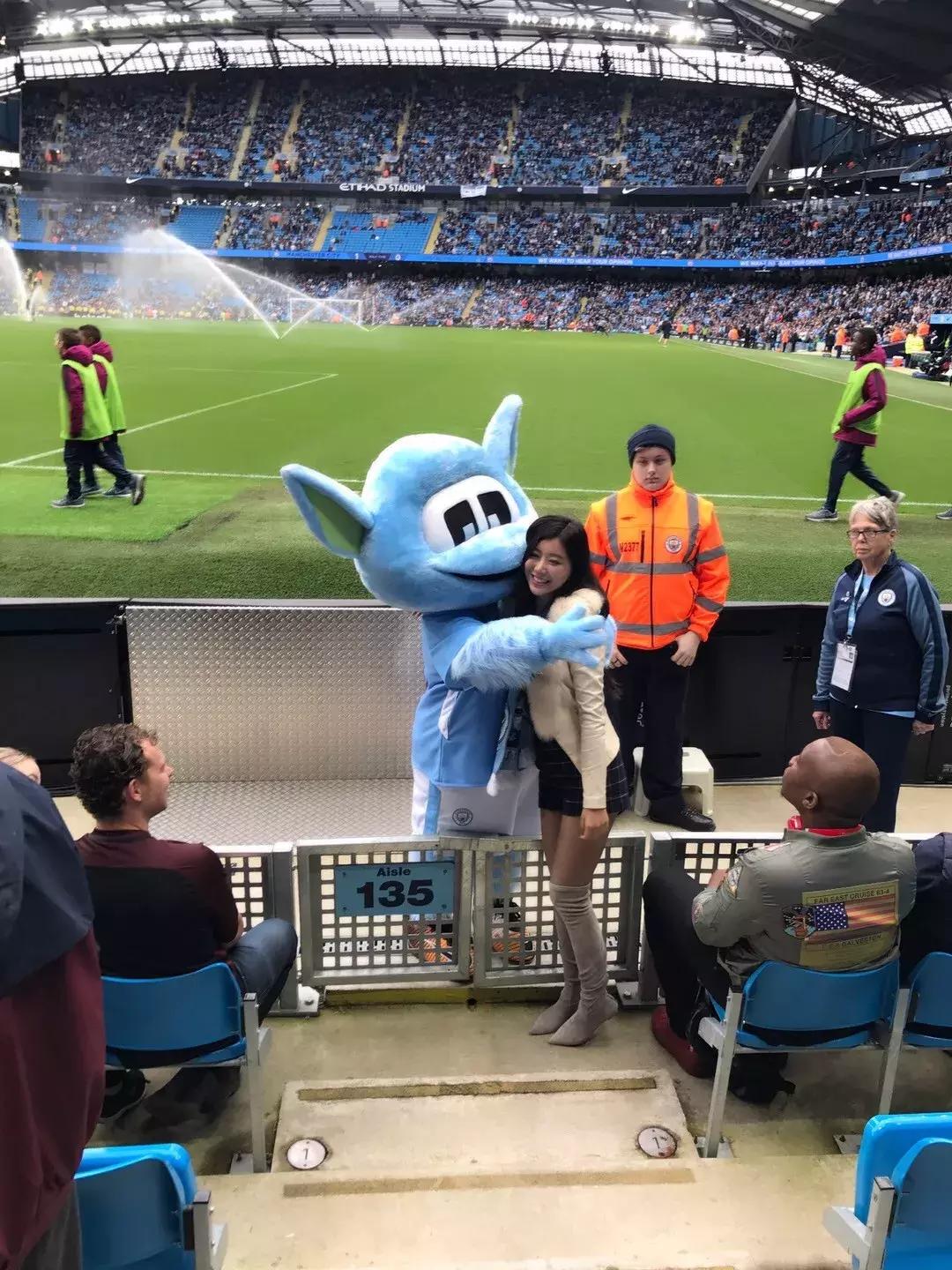 王昊玥英超主持视频,上海英超之夜主持人王昊玥