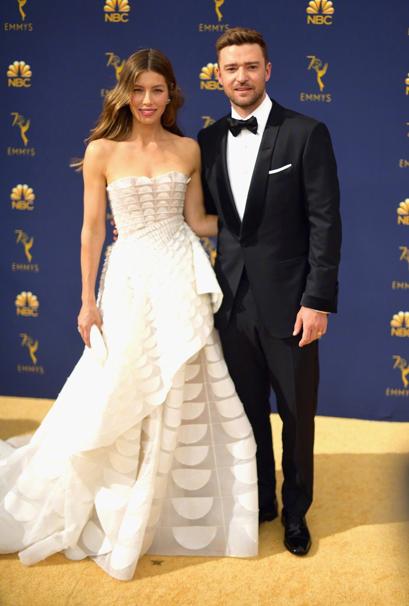 艾美奖红毯夫妻撒糖,短寸“卷福”被摸头,贾斯汀为爱妻助威