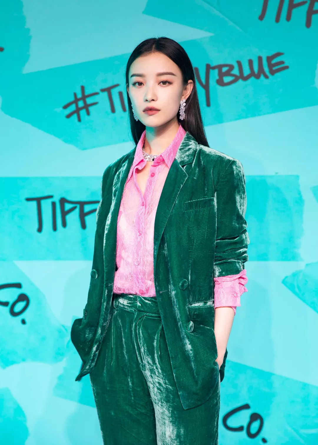 倪妮tiffany雨伞照汽车照,倪妮和蒂芙尼蓝