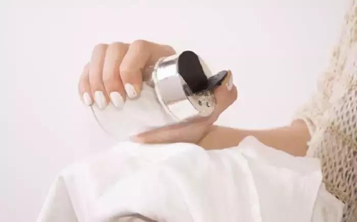 衣服发黄不要怕用它泡一泡,用漂白剂把白色衣服漂黄了怎么办