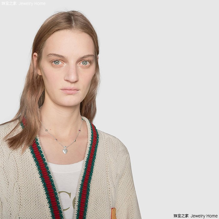 只戴银色怎么够？这个秋天加点色彩更出挑