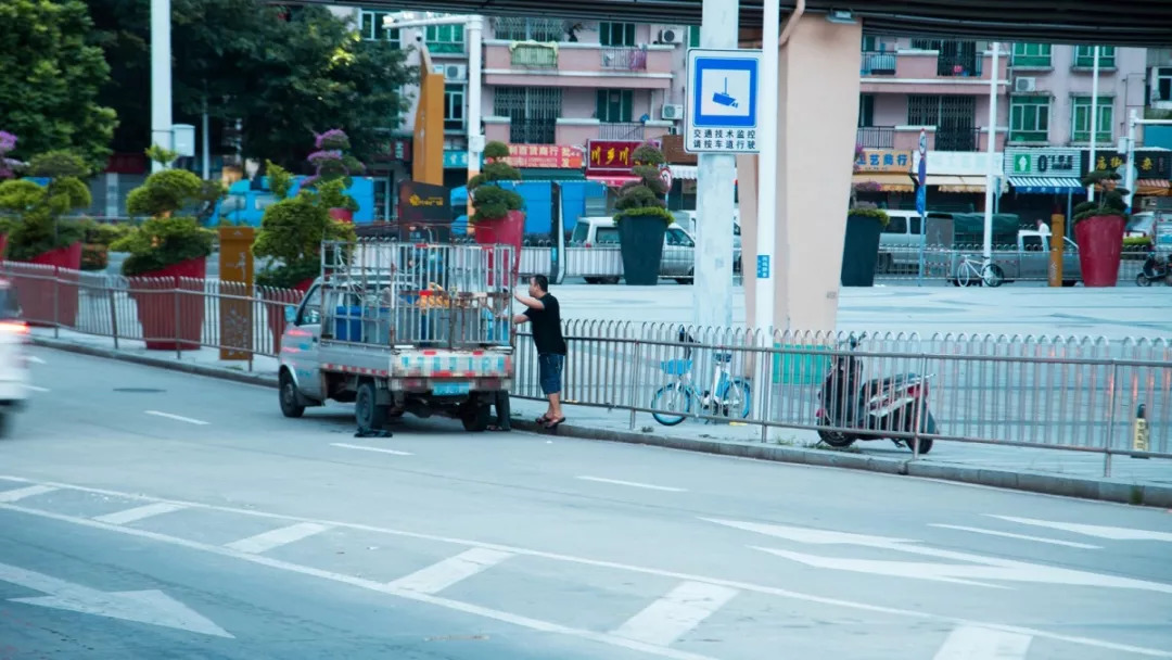 当你抱怨生活太难时,当你抱怨生活不易时